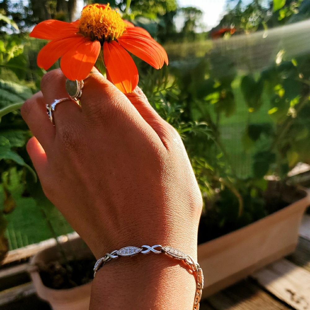 Lovely White Gold 10kt diamond bracelet.